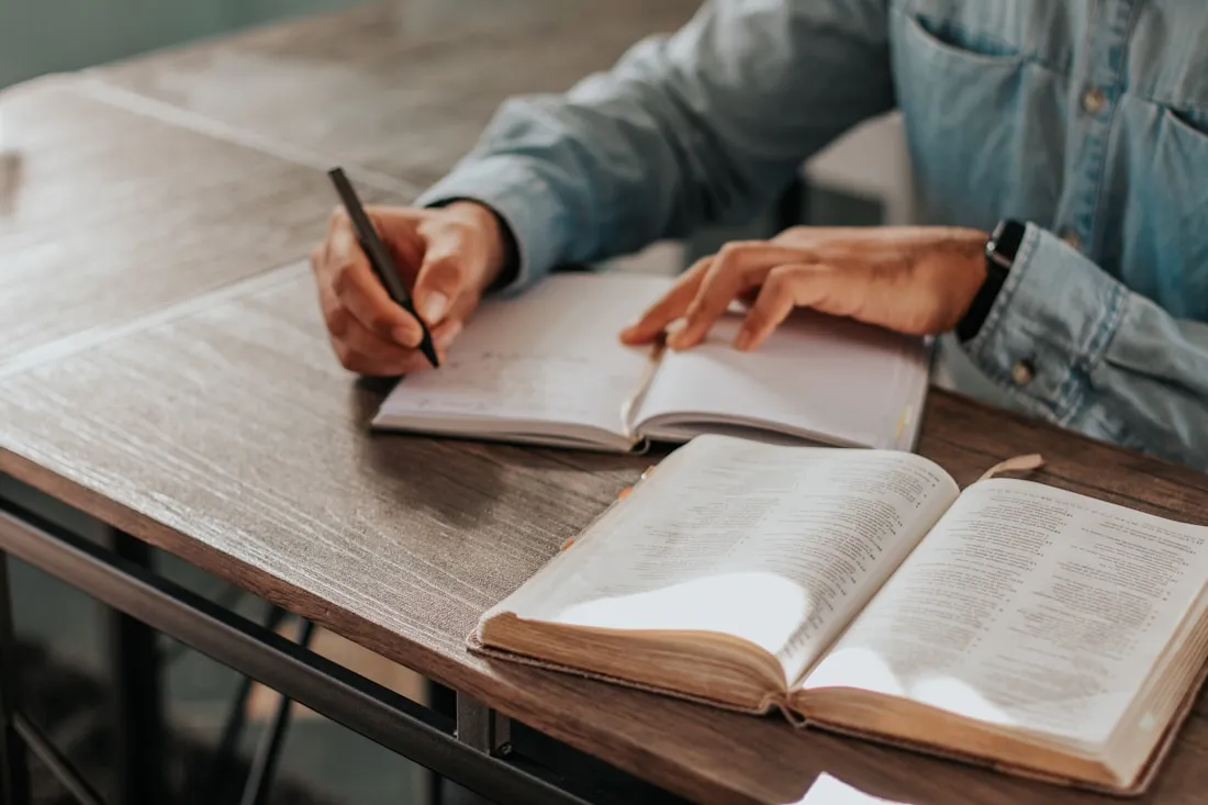 Estudiant prenent apunts a Koru